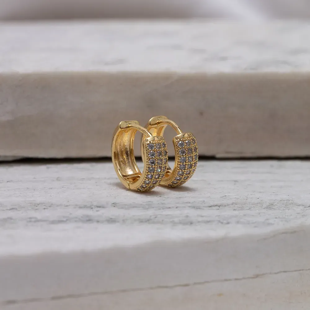 BRINCO ARGOLA CRAVEJADA COM ZIRCÔNIAS TRIPLAS BANHO OURO 18K