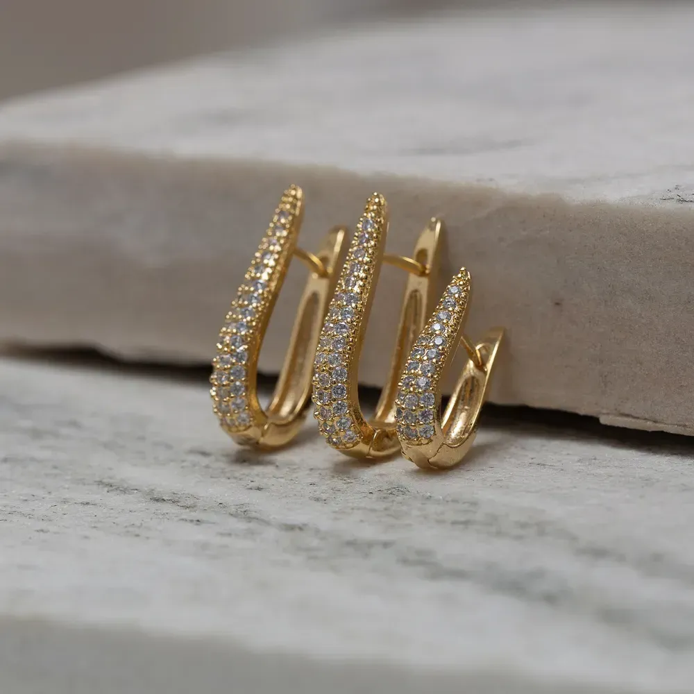 BRINCO ARGOLA GOTA G FINA CRAVEJADA COM ZIRCÔNIAS BANHO OURO 18K