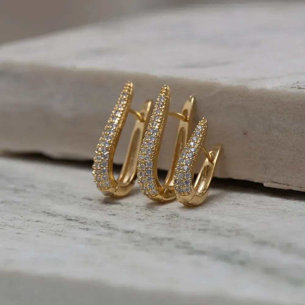 BRINCO ARGOLA GOTA M FINA CRAVEJADA COM ZIRCÔNIS BANHO OURO 18K