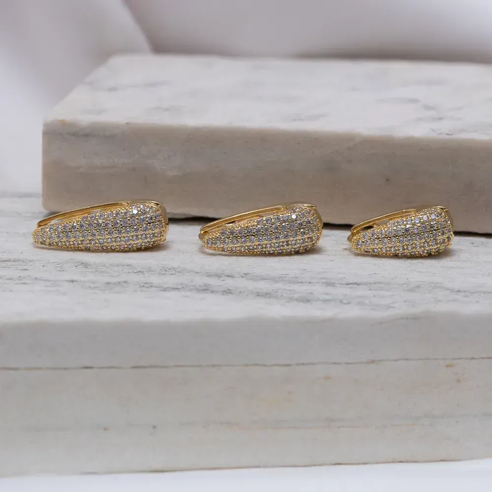 BRINCO ARGOLA GOTA P CRAVEJADA COM ZIRCÔNIAS BANHO OURO 18K