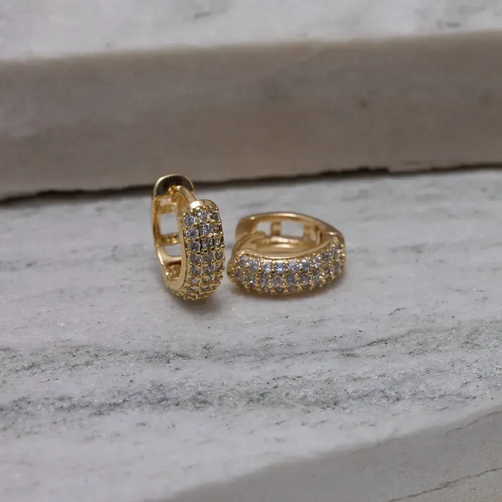 BRINCO ARGOLA P COM ZIRCÔNIAS BANHO OURO 18K