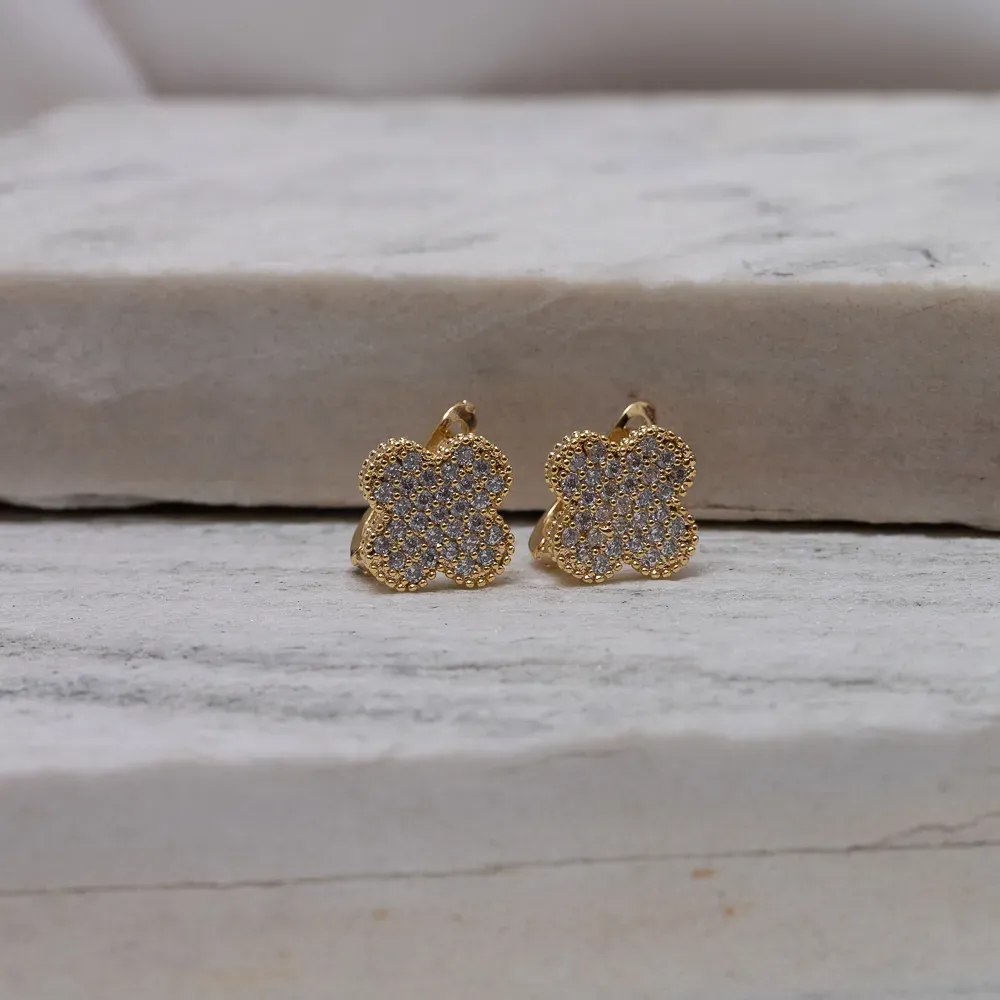 BRINCO ARGOLA VIRGINIA CRAVEJADA COM ZIRCÔNIAS BANHO OURO 18K