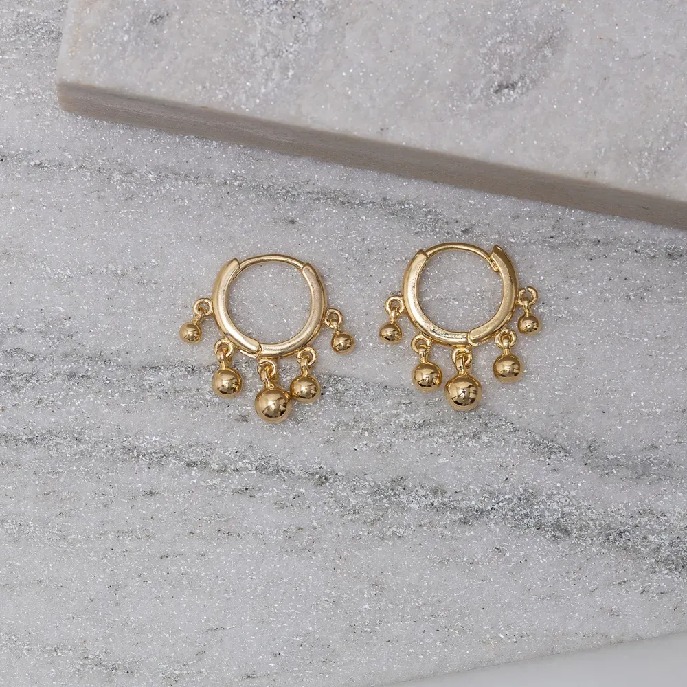 BRINCO ARGOLINHA COM PINGENTES  DE BOLINHAS BANHO OURO 18K