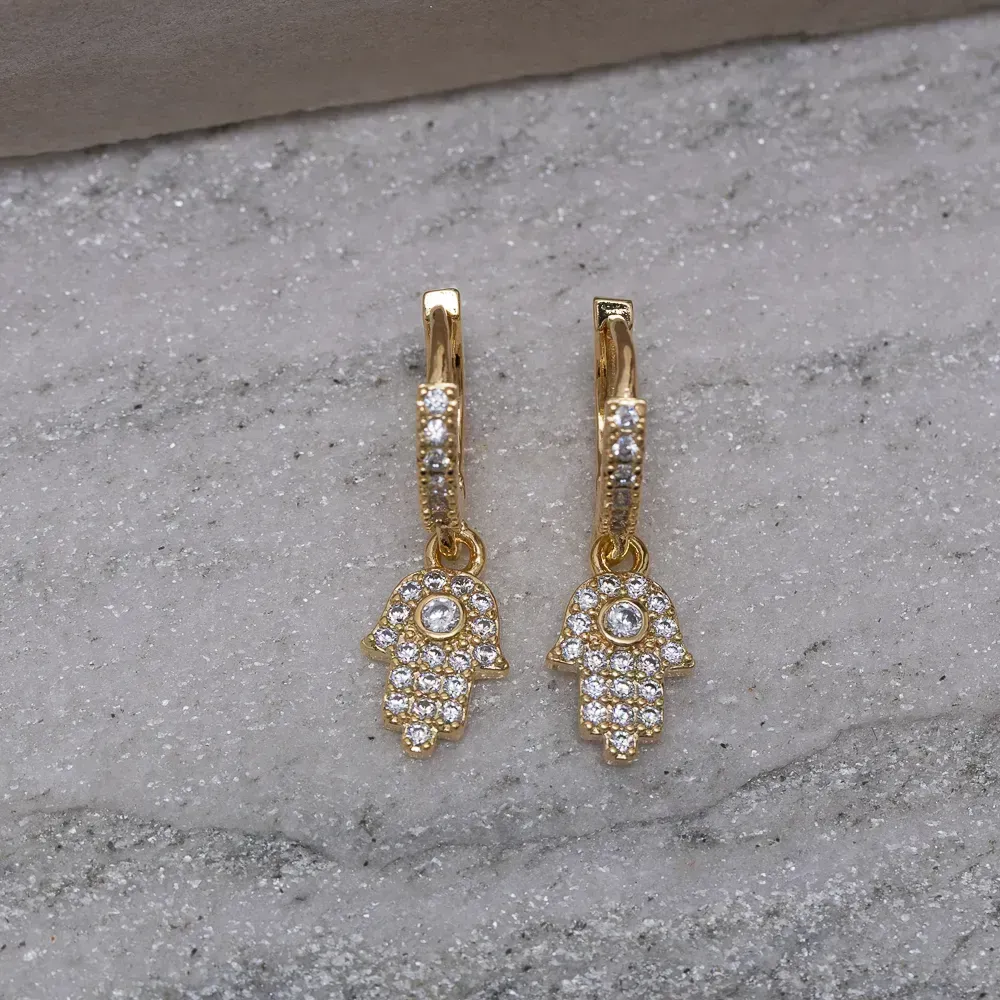 BRINCO ARGOLINHA PINGENTE MÃO DE FÁTIMA CRAVEJADA BANHO OURO 18K