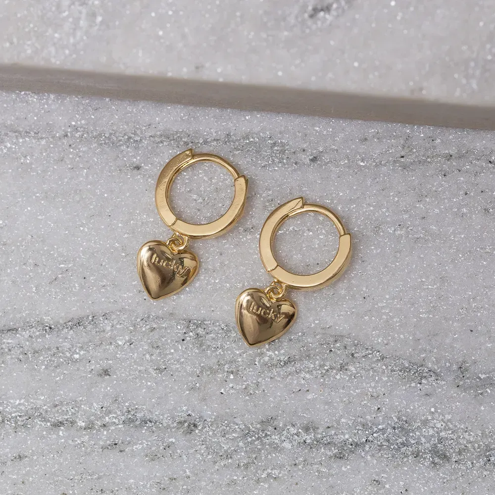 BRINCO ARGOLINHA PINGENTE CORAÇÃO LUCKY BANHO OURO 18K
