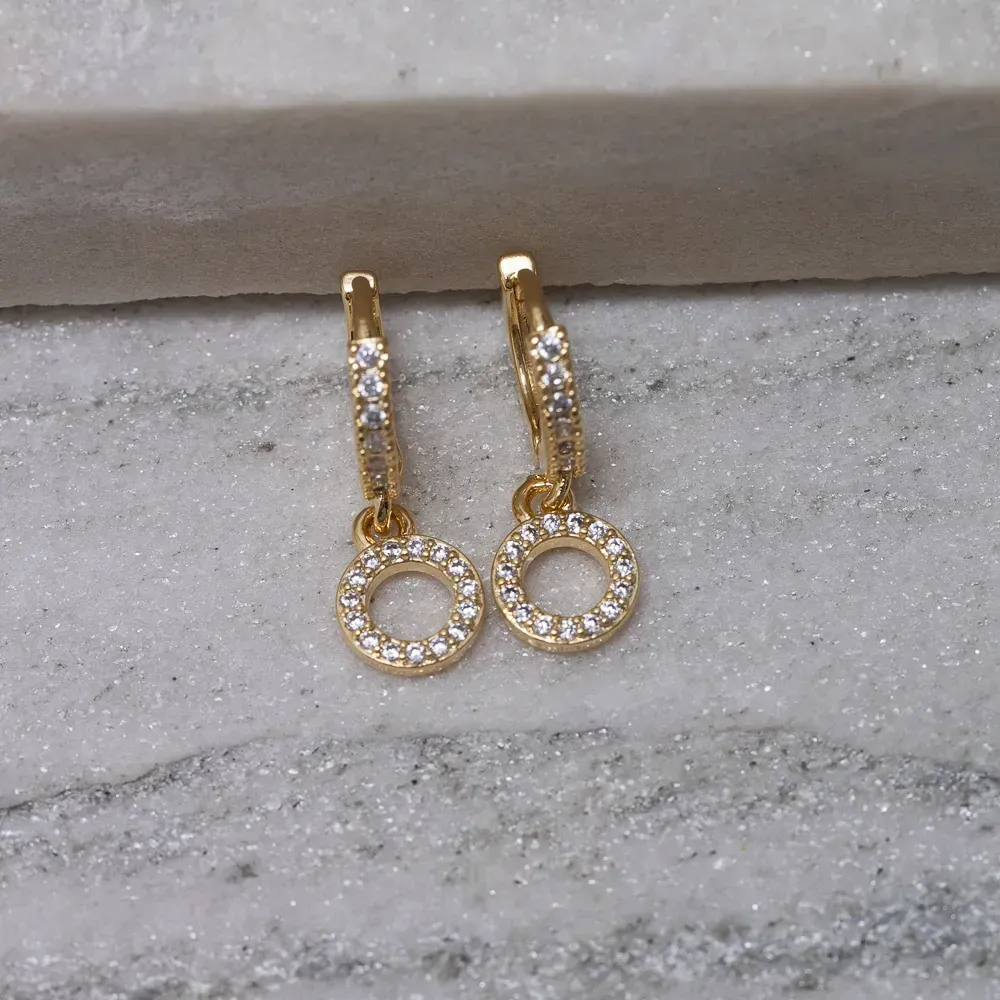 BRINCO ARGOLINHA PINGENTE REDONDO COM ZIRCÔNIA BANHO OURO 18K