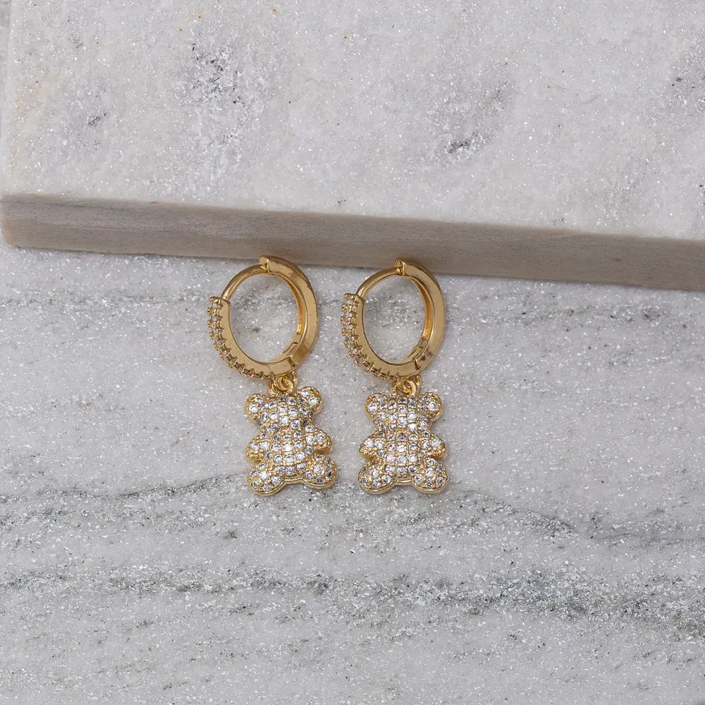 BRINCO ARGOLINHA PINGENTE URSO CRAVEJADO BANHO OURO 18K
