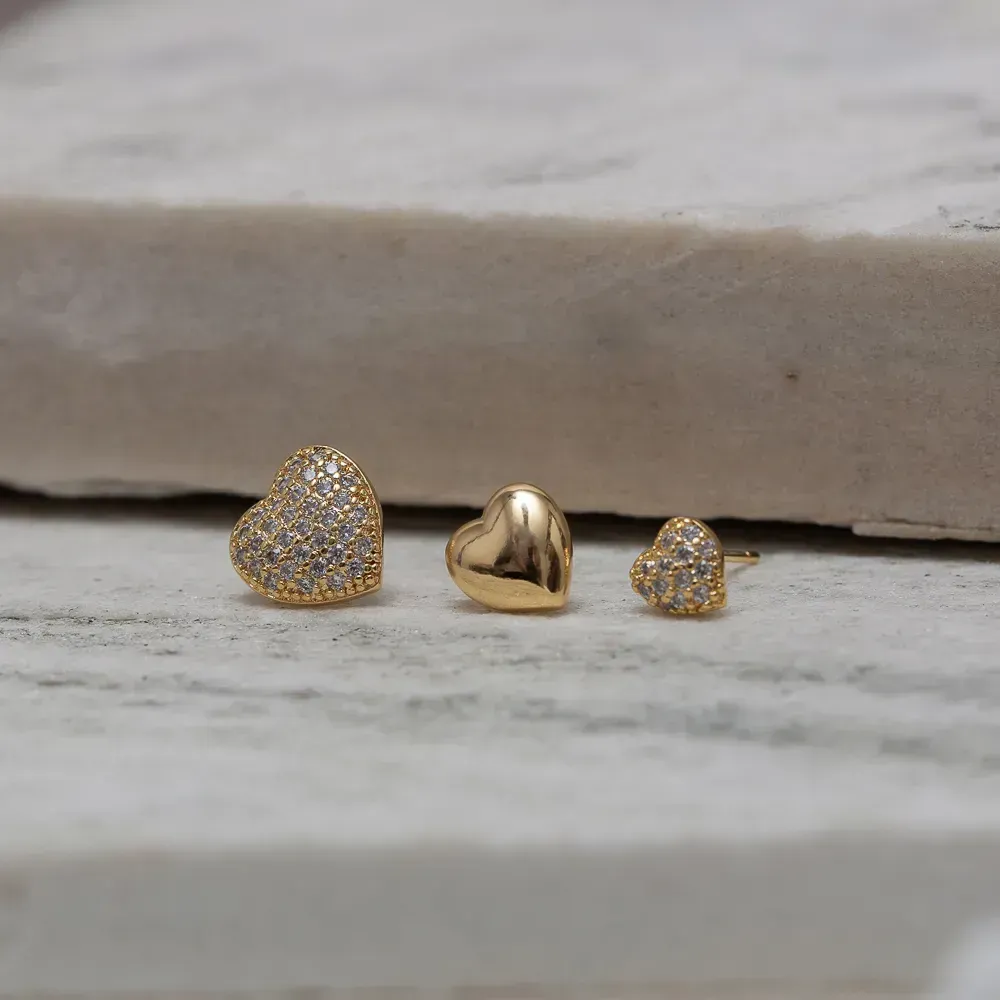 BRINCO CORAÇÃO G CRAVEJADO COM ZIRCÔNIAS BANHO OURO 18K