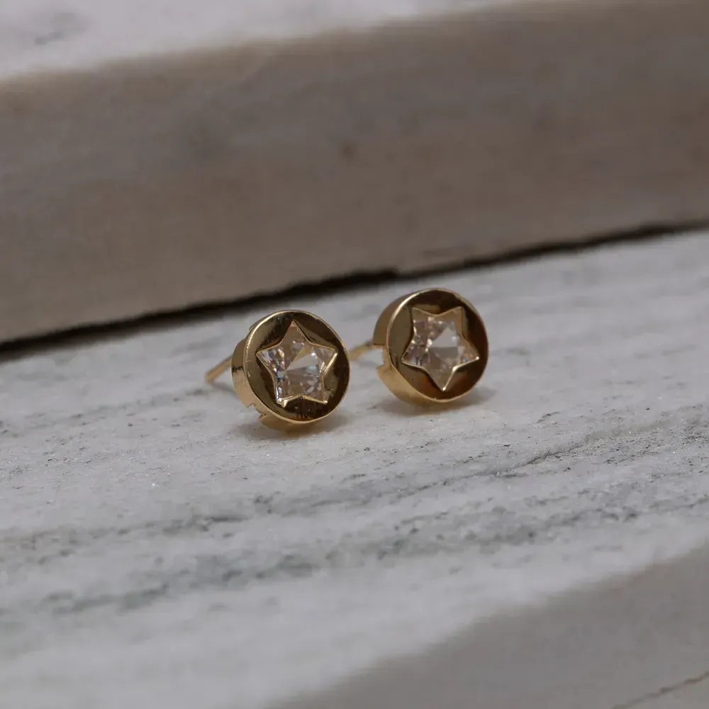 BRINCO CÍRCULO COM ESTRELA CRISTAL BANHO OURO 18K