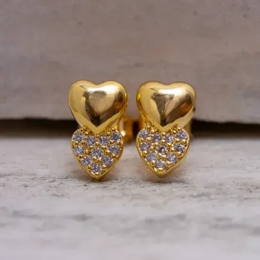BRINCO CORAÇÃO LISO E CRAVEJADO COM ZIRCÔNIAS BANHO OURO 18K