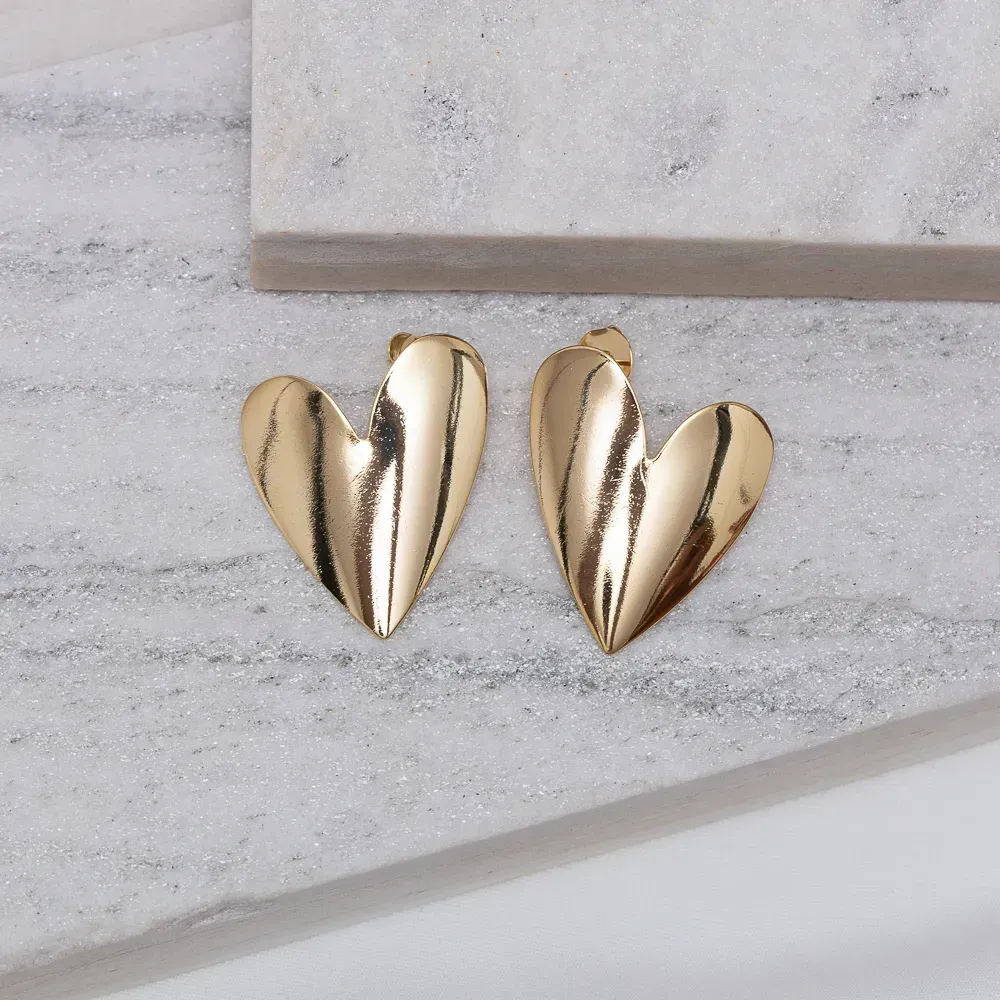 BRINCO CORAÇÃO LISO BANHO OURO 18K