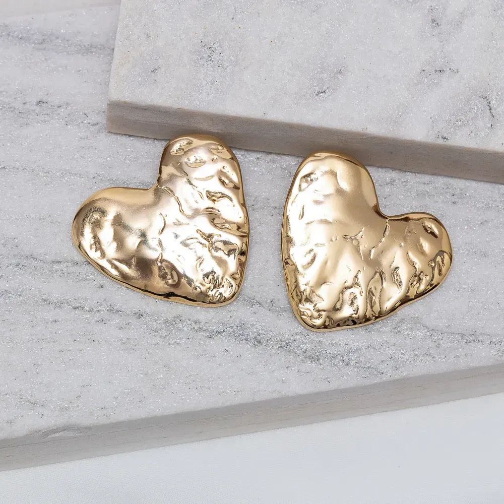 BRINCO CORAÇÃO MARTELADO BANHO OURO 18K