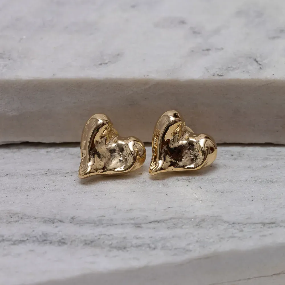 BRINCO CORAÇÃO ORGÂNICO MARTELADO BANHO OURO 18K