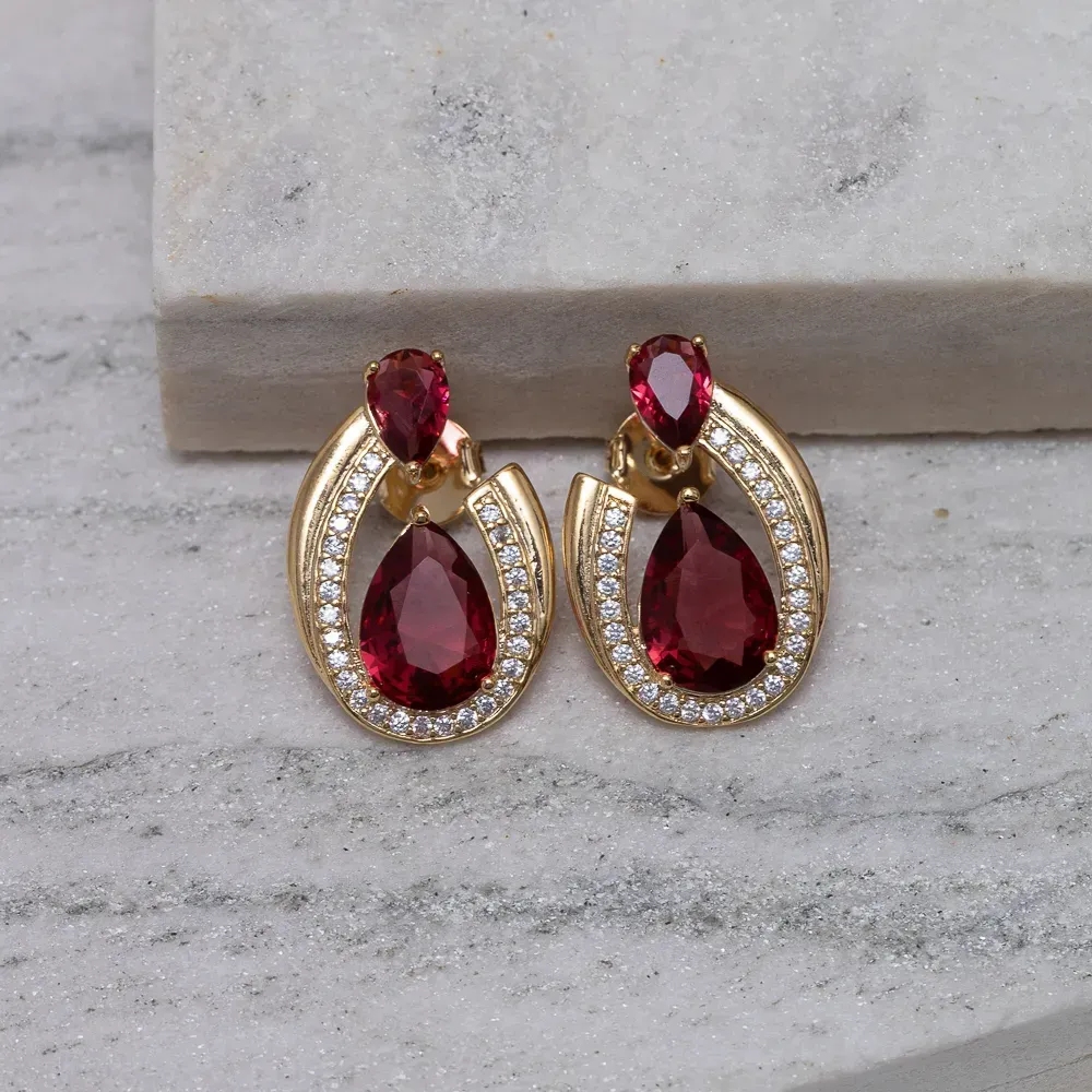 BRINCO FESTA COM ZIRCÔNIA E PEDRA VERMELHO RUBI BANHO OURO 18K