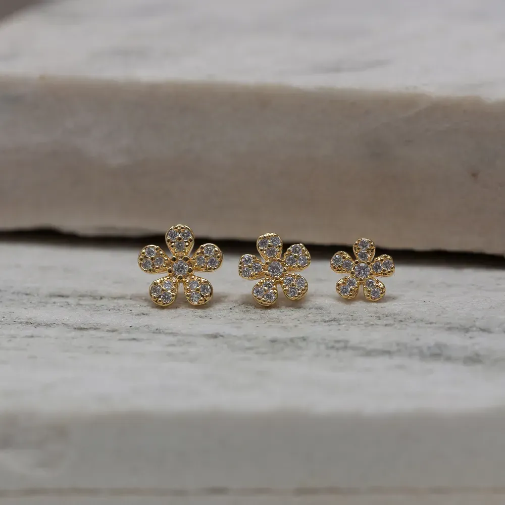BRINCO FLOR P CRAVEJADA COM ZIRCÔNIAS BANHO OURO 18K