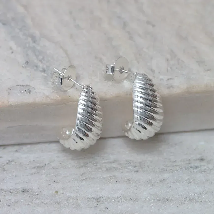 BRINCO MEIA ARGOLA CARACOL BANHO PRATA