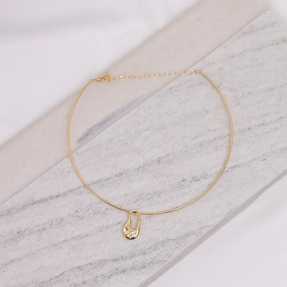 CHOKER ARO COM PINGENTE ORGÂNICO BANHO OURO 18K