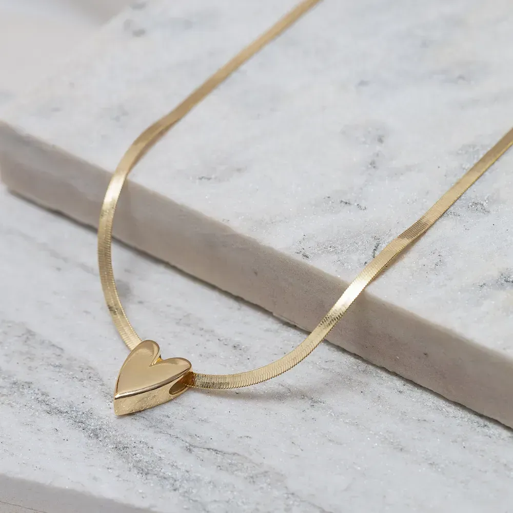 CHOKER FITA ESPELHADA COM PINGENTE CORAÇÃO DOURADO BANHO OURO 18K
