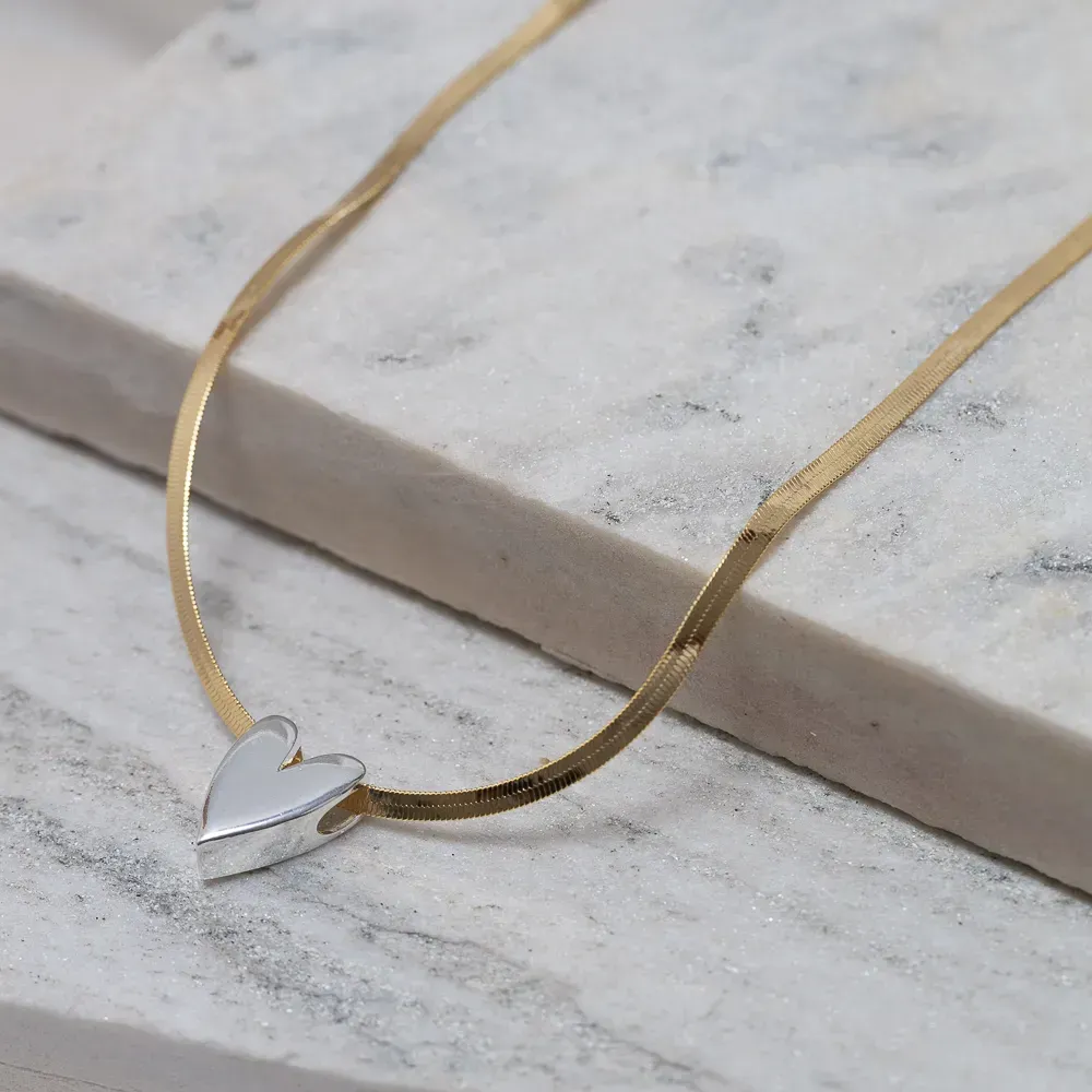 CHOKER FITA ESPELHADA COM PINGENTE CORAÇÃO PRATA BANHO OURO 18K