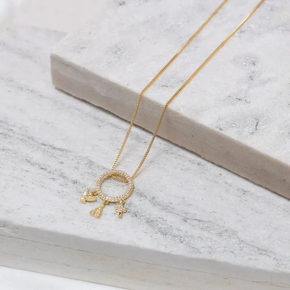 COLAR COM PINGENTES NOSSA SENHORA, ESPÍRITO SANTO E CRUZ BANHO OURO 18K