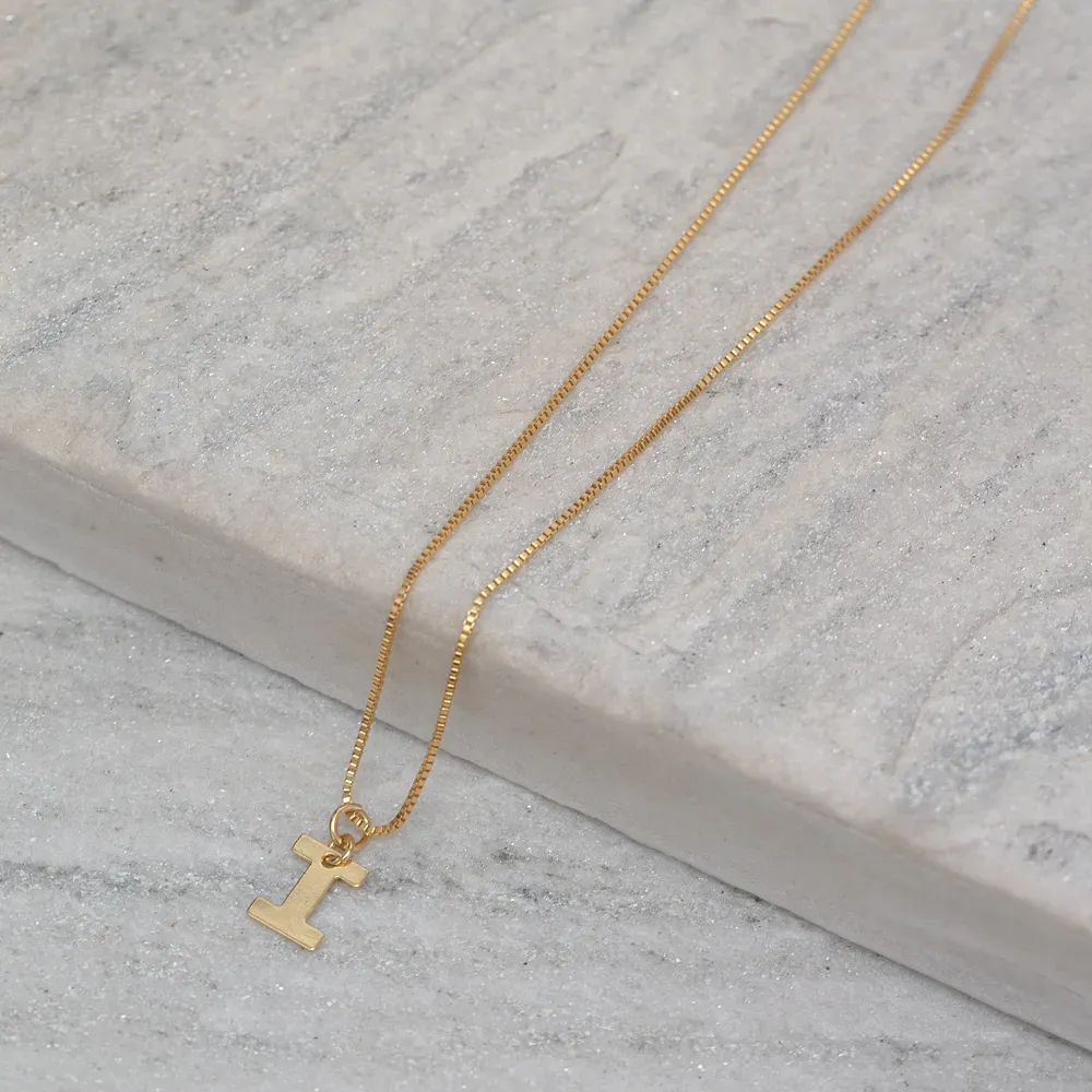 COLAR PINGENTE LETRA I LISA BANHO OURO 18K
