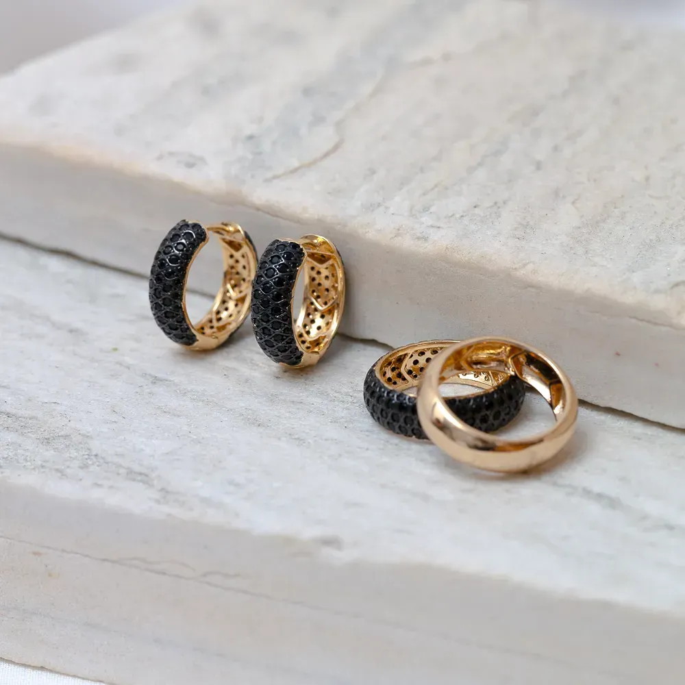 CONJUNTO BRINCO E ANEL DUPLO CRAVEJADO ZIRCÔNIAS NEGRAS BANHO OURO 18K