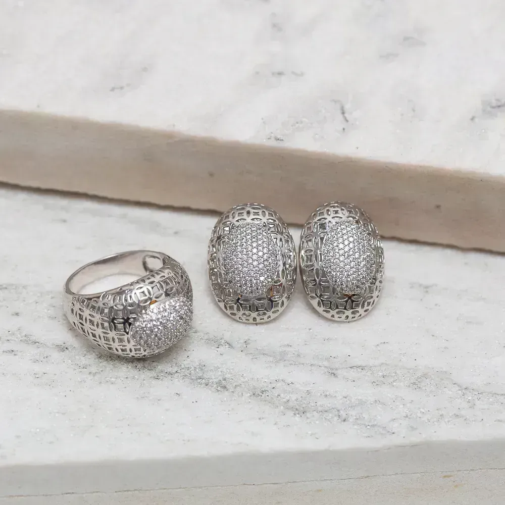 CONJUNTO ANEL E BRINCO CRAVEJADO COM ZIRCÔNIAS BANHO RÓDIO BRANCO