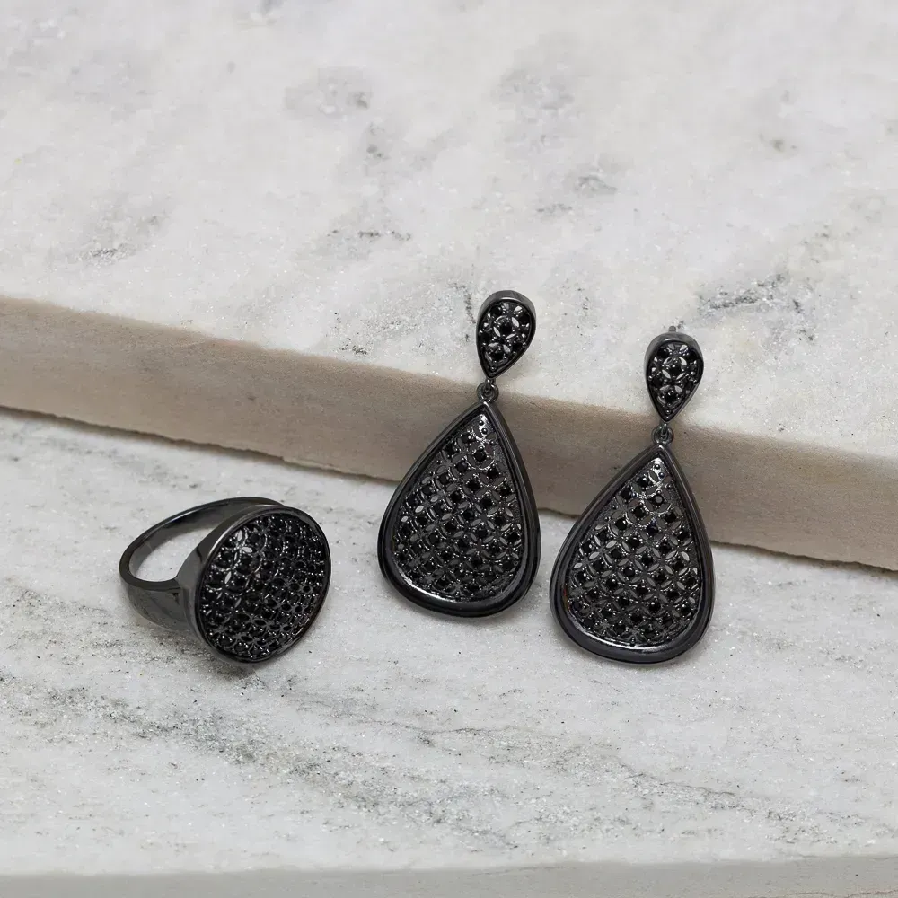 CONJUNTO BRINCO E ANEL COM ZIRCÔNIAS NEGRAS  BANHO RÓDIO NEGRO