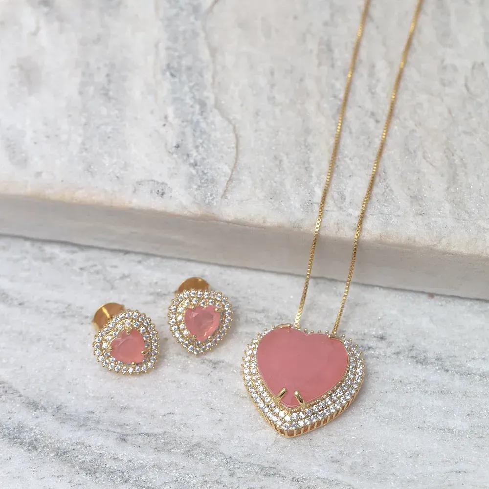 CONJUNTO CORAÇÃO COM ZIRCÔNIAS E PEDRA COR GOIABA BANHO OURO 18K