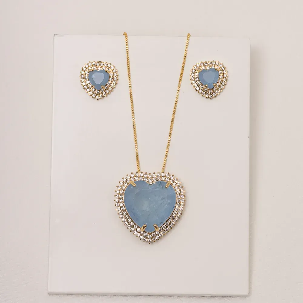 CONJUNTO CORAÇÃO COM ZIRCÔNIAS E PEDRA COR AZUL CLARO BANHO OURO 18K