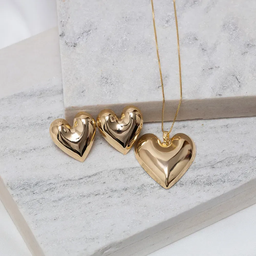 CONJUNTO CORAÇÃO LISO ABAULADO BANHO OURO 18K