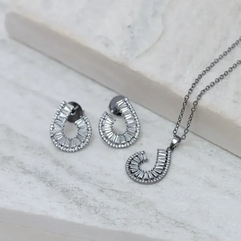 CONJUNTO COM ZIRCÔNIAS NAVETE CRISTAIS BANHO RÓDIO NEGRO