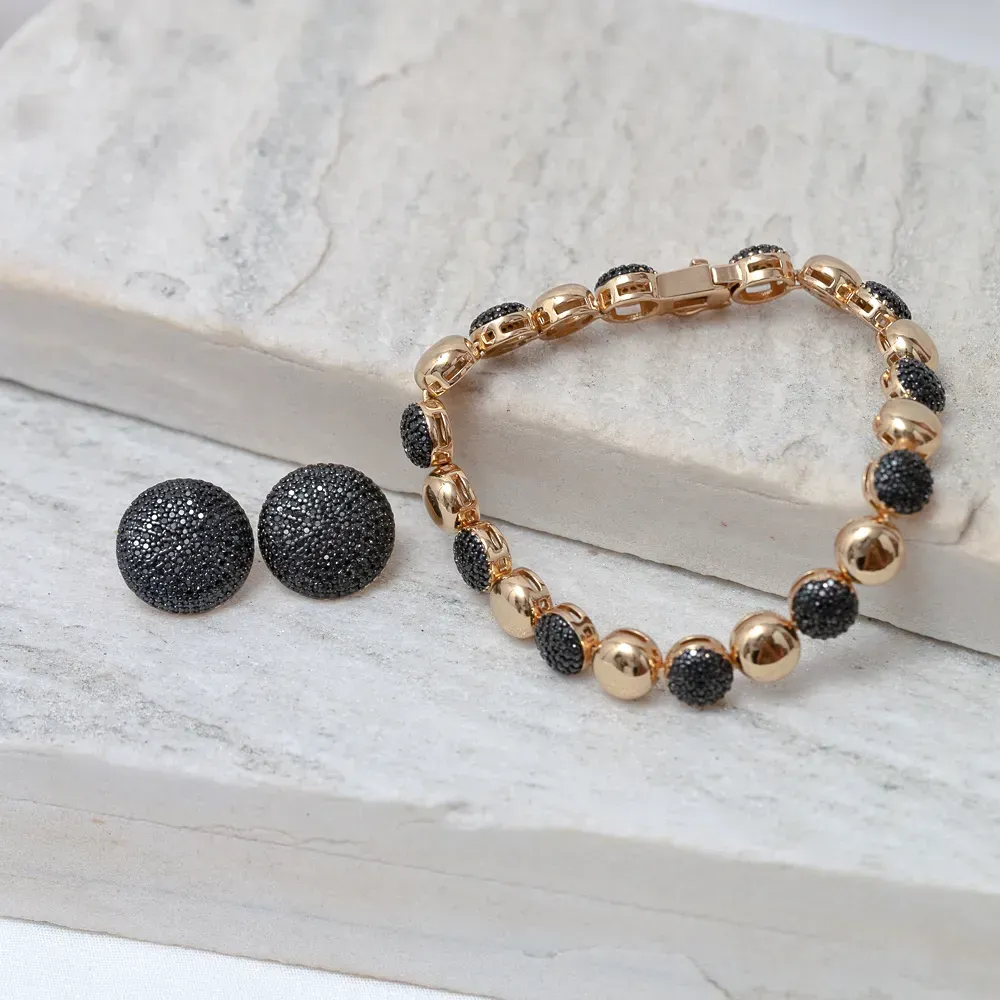 CONJUNTO PULSEIRA E BRINCO COM ZIRCÔNIAS NEGRAS BANHO OURO 18K