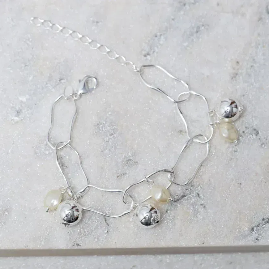 PULSEIRA ELOS IRREGULARES COM BOLINHAS E PÉROLAS BANHO PRATA