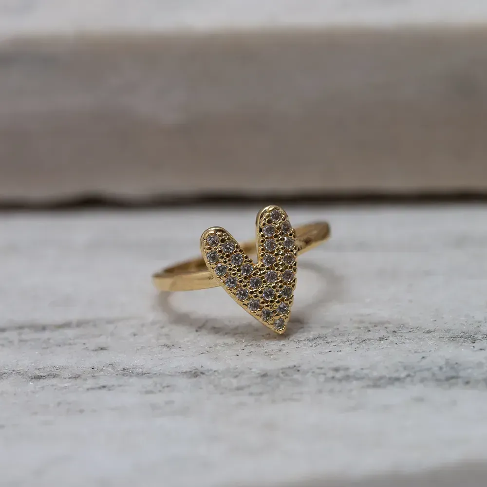 ANEL CORAÇÃO CRAVEJADO COM ZIRCÔNIAS BANHO OURO 18K