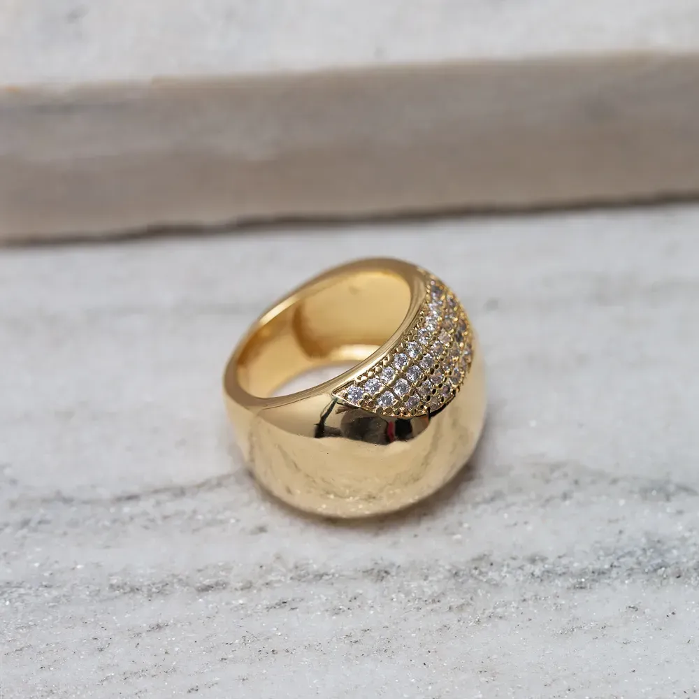 ANEL GRANDE LISO E COM ZIRCÔNIAS BANHO OURO 18K