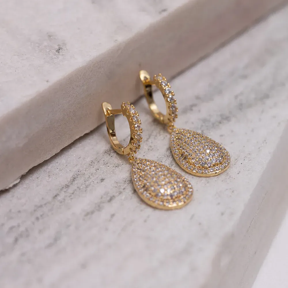 BRINCO ARGOLA GOTA CRAVEJADA COM ZIRCÔNIAS CRISTAIS BANHO OURO 18K