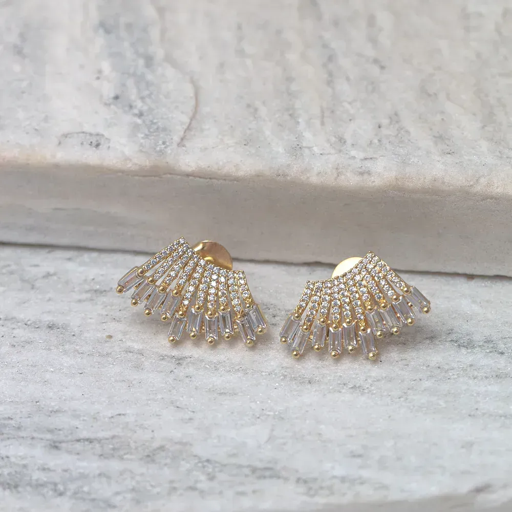 BRINCO EAR CUFF COM ZIRCÔNIAS NAVETE CRISTAIS BANHO OURO 18K