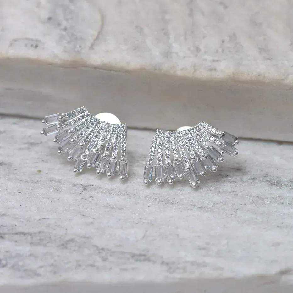 BRINCO EAR CUFF COM ZIRCÔNIAS NAVETE CRISTAIS BANHO PRATA