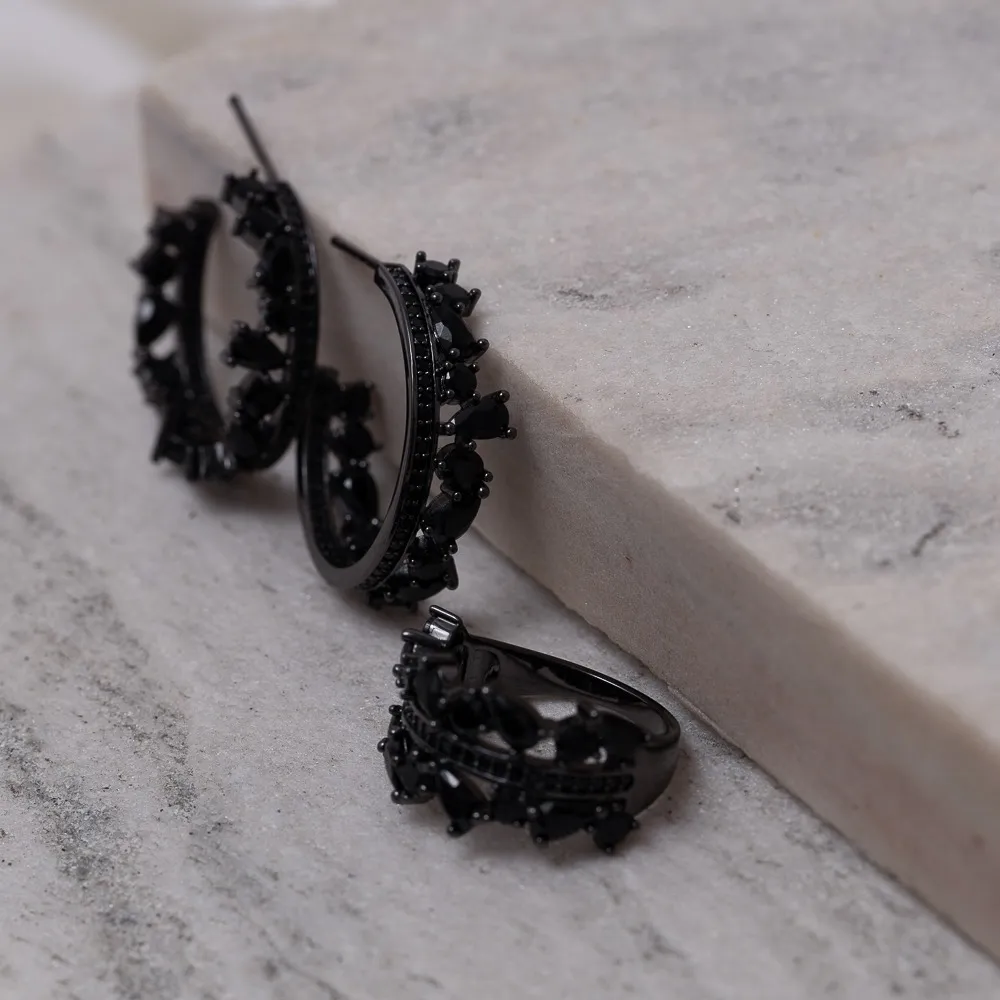 CONJUNTO BRINCO E ANEL COM ZIRCÔNIAS NEGRAS BANHO RÓDIO NEGRO