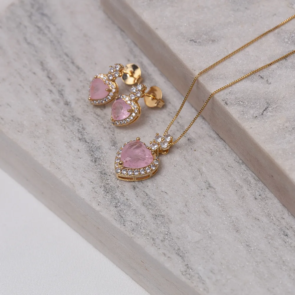 CONJUNTO CORAÇÃO COM PEDRA ZIRCÔNIA ROSA CLARO BANHO OURO 18K