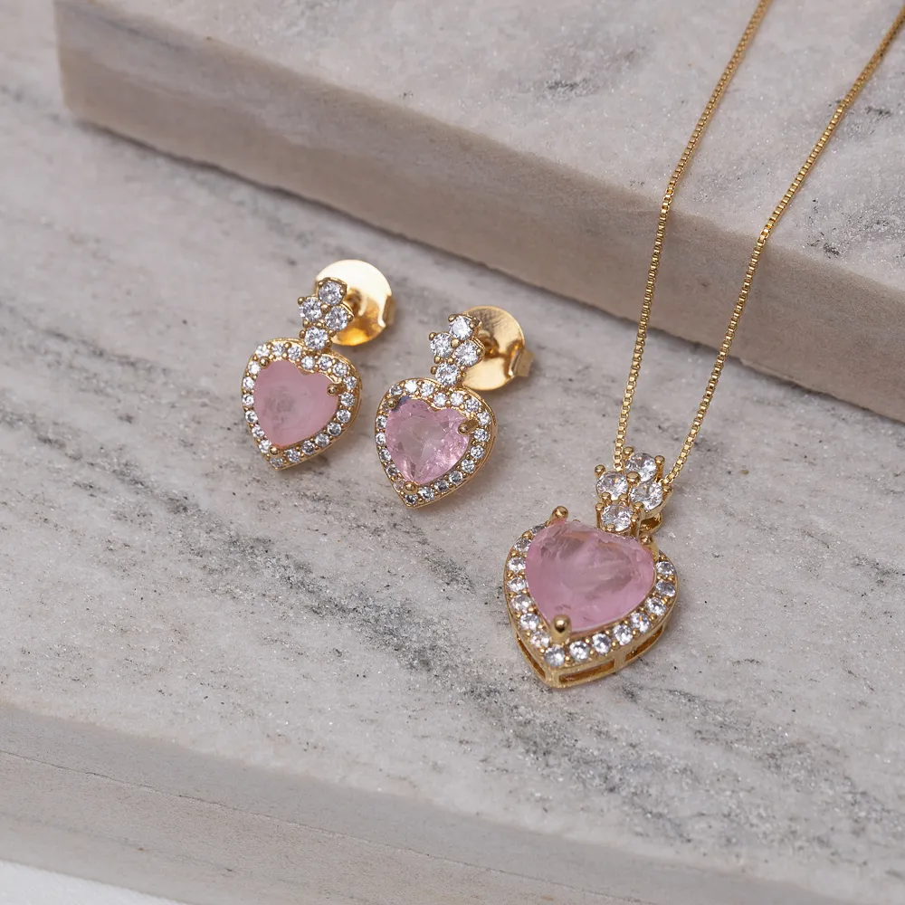 CONJUNTO CORAÇÃO COM PEDRA ZIRCÔNIA ROSA CLARO BANHO OURO 18K