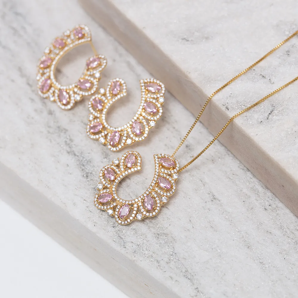 CONJUNTO CRAVEJADO COM ZIRCÔNIAS ROSA CLARO BANHO OURO 18K