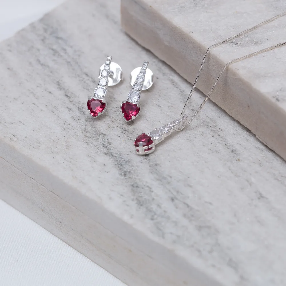 CONJUNTO CORAÇÃO PALITO COM ZIRCÔNIAS E PEDRA VERMELHO RUBI BANHO PRATA