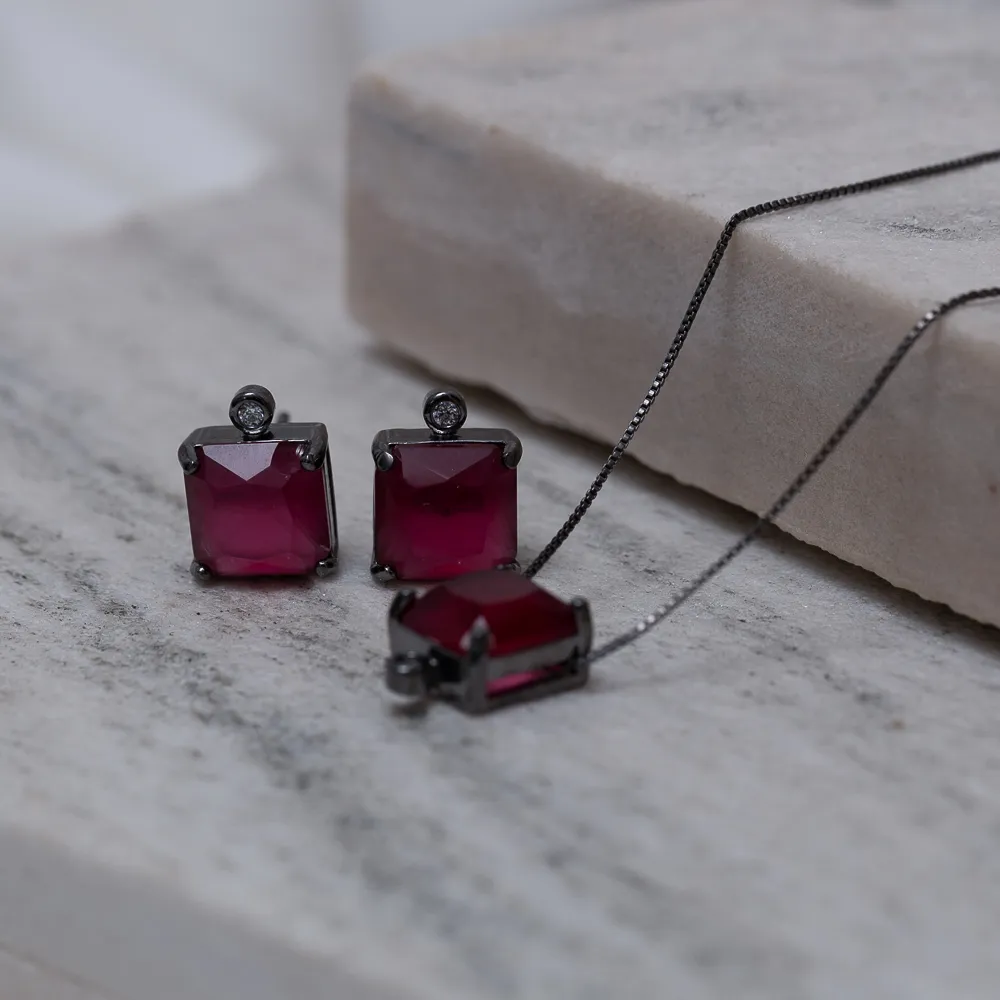 CONJUNTO QUADRADO PEDRA VERMELHO RUBI BANHO RÓDIO NEGRO
