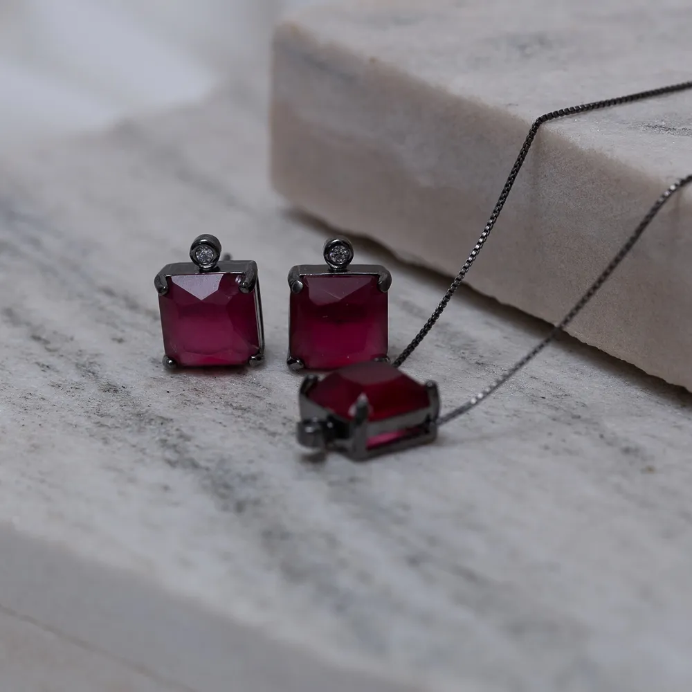 CONJUNTO QUADRADO PEDRA VERMELHO RUBI BANHO RÓDIO NEGRO