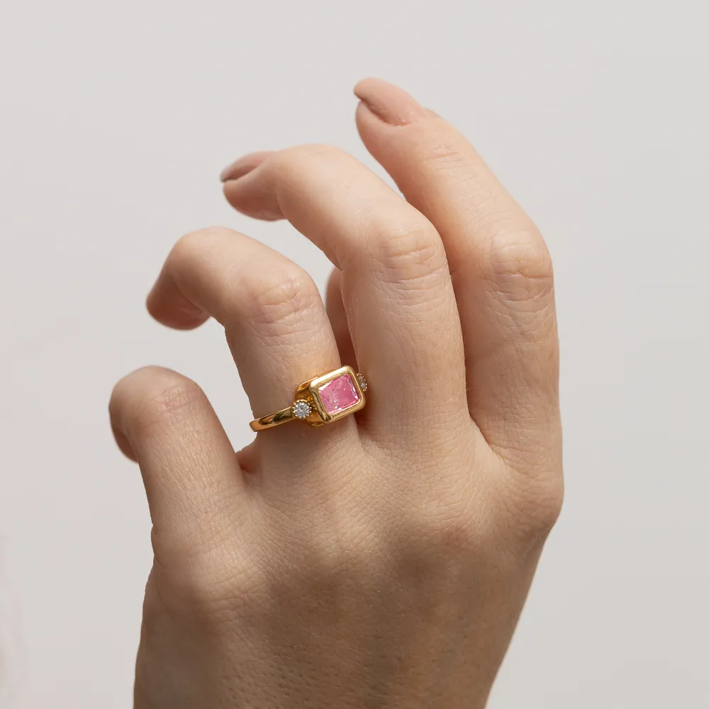 ANEL QUADRADO COM PEDRA ROSA CLARO BANHO OURO 18K