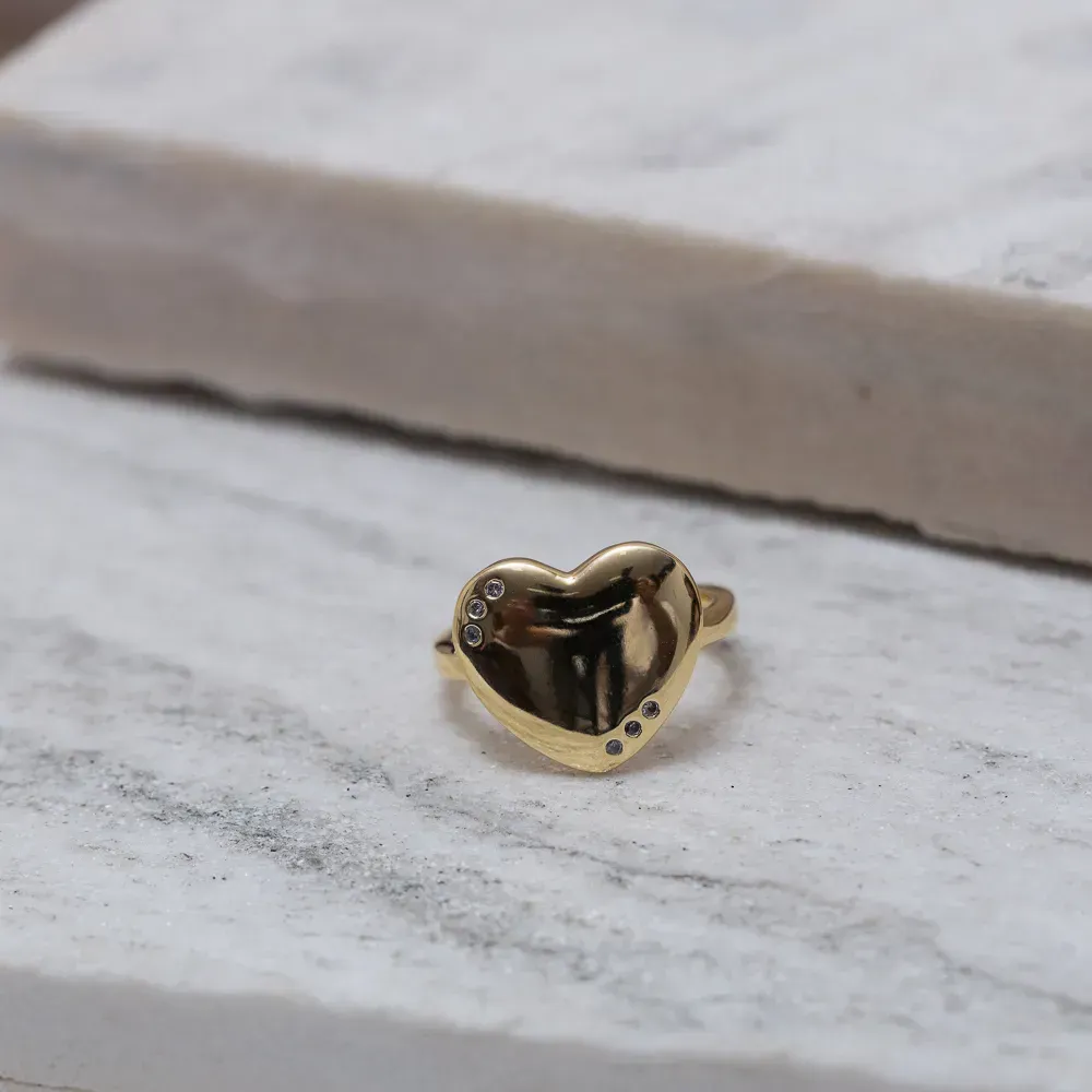 ANEL CORAÇÃO GRANDE COM 6 ZIRCÔNIAS BANHO OURO 18K