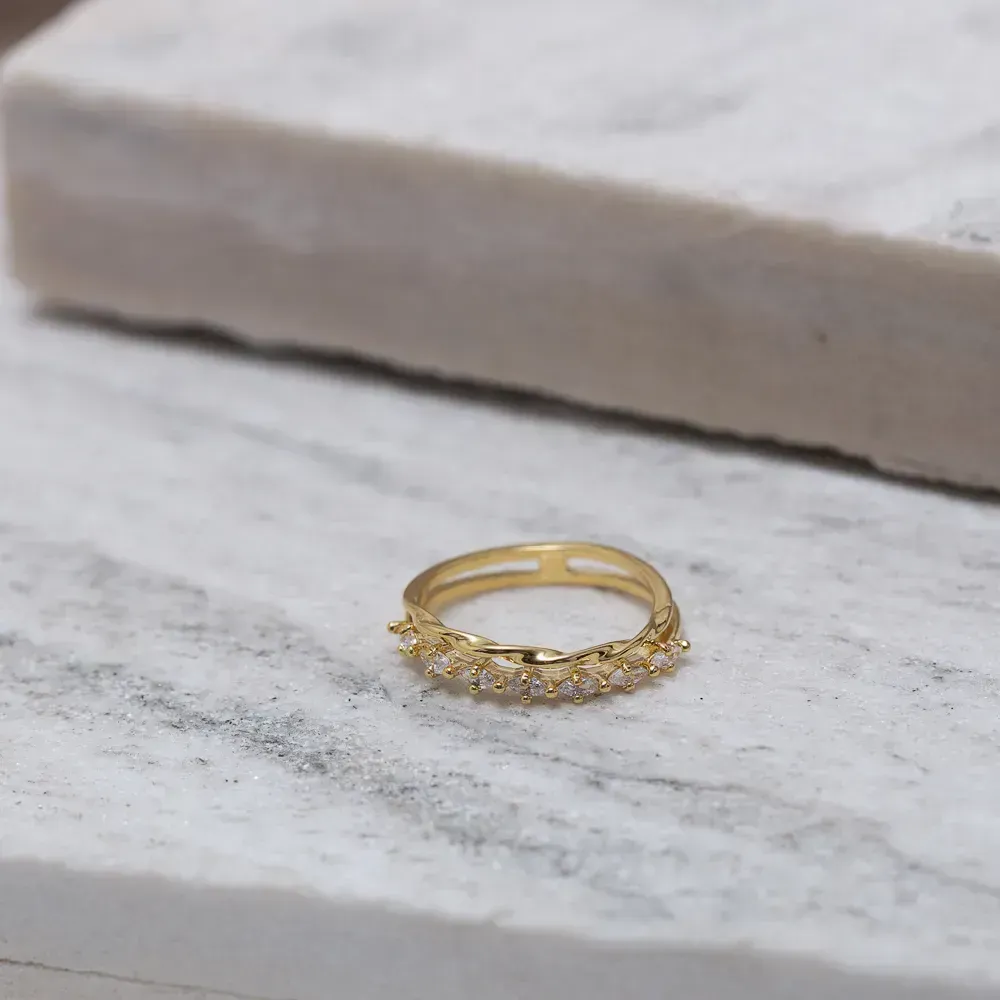 ANEL DUPLO LISO TORCIDO E COM ZIRCÔNIAS CRISTAIS BANHO OURO 18K
