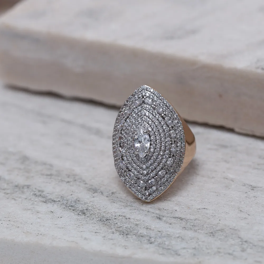 ANEL ELEGANTE CRAVEJADO COM ZIRCÔNIAS CRISTAIS BANHO OURO 18K
